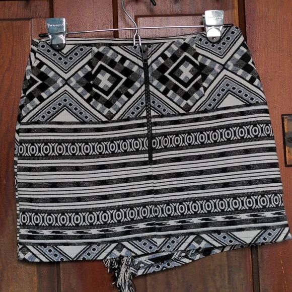 Topshop Black + White Tapestry Fringed Faux-wrap Mini-Skirt Sz 4 - Picture 2 of 8